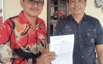 Ferdinan Syolihin, Wakil Ketua DPRD Kabupaten Sambas, saat memberikan keterangan kepada media terkait laporan video hoax VCS di Polres Sambas