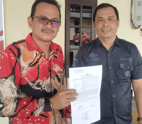 Ferdinan Syolihin, Wakil Ketua DPRD Kabupaten Sambas, saat memberikan keterangan kepada media terkait laporan video hoax VCS di Polres Sambas