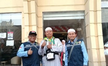 Pak Seger (tengah) berdiri bersama dua orang jemaah haji lainnya dari rombongannya di Tanah Suci.